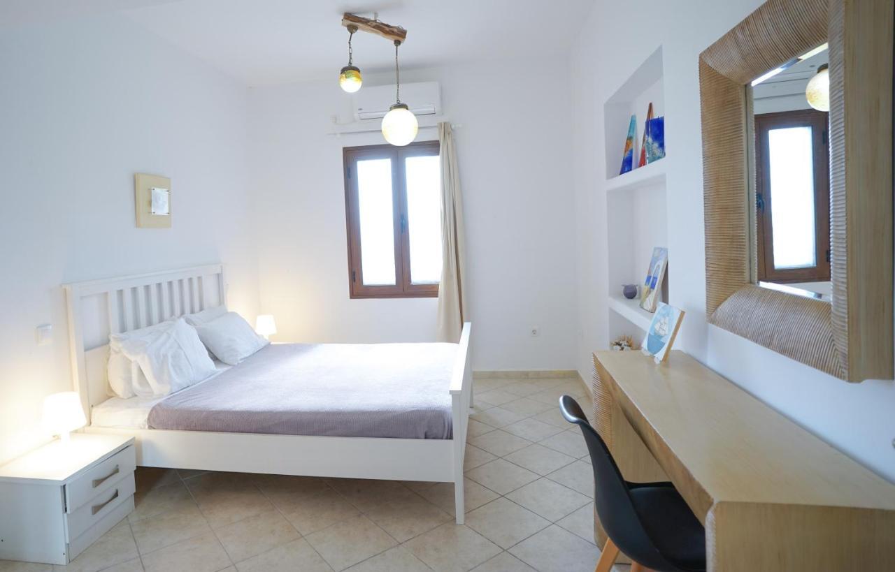 Fira Central Apartments With Veranda Room photo