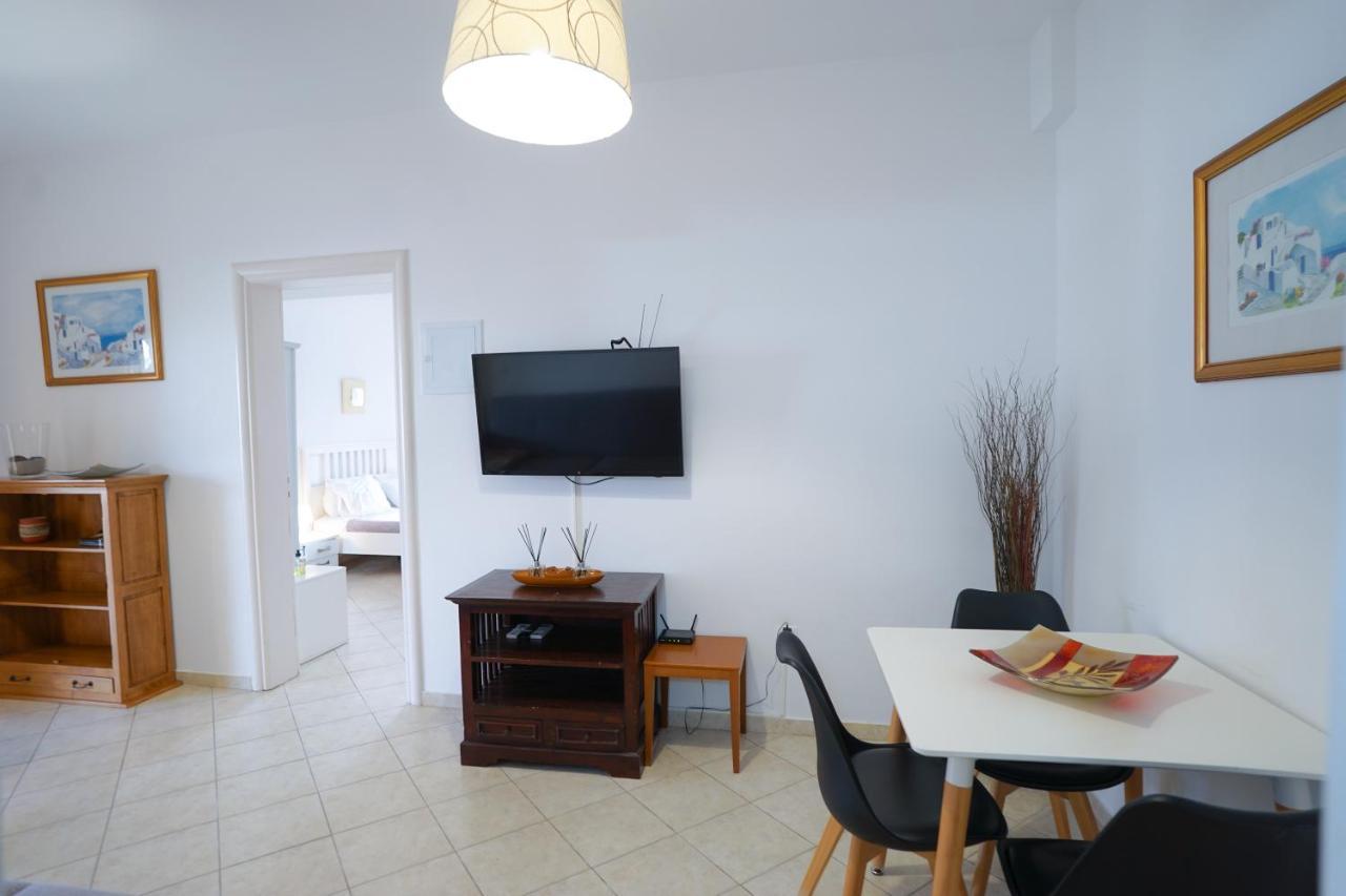 Fira Central Apartments With Veranda Room photo