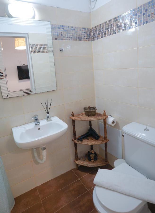 Fira Central Apartments With Veranda Room photo