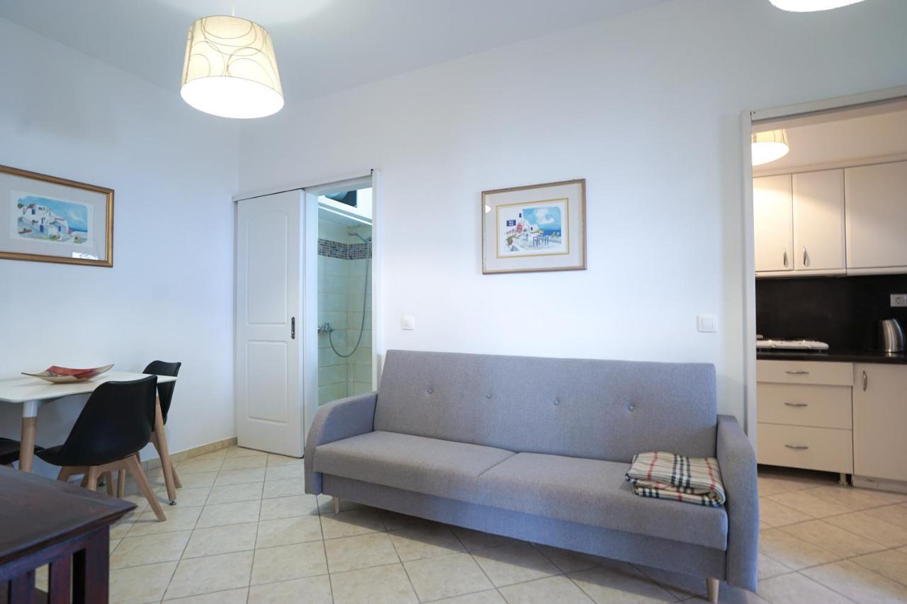 Fira Central Apartments With Veranda Room photo