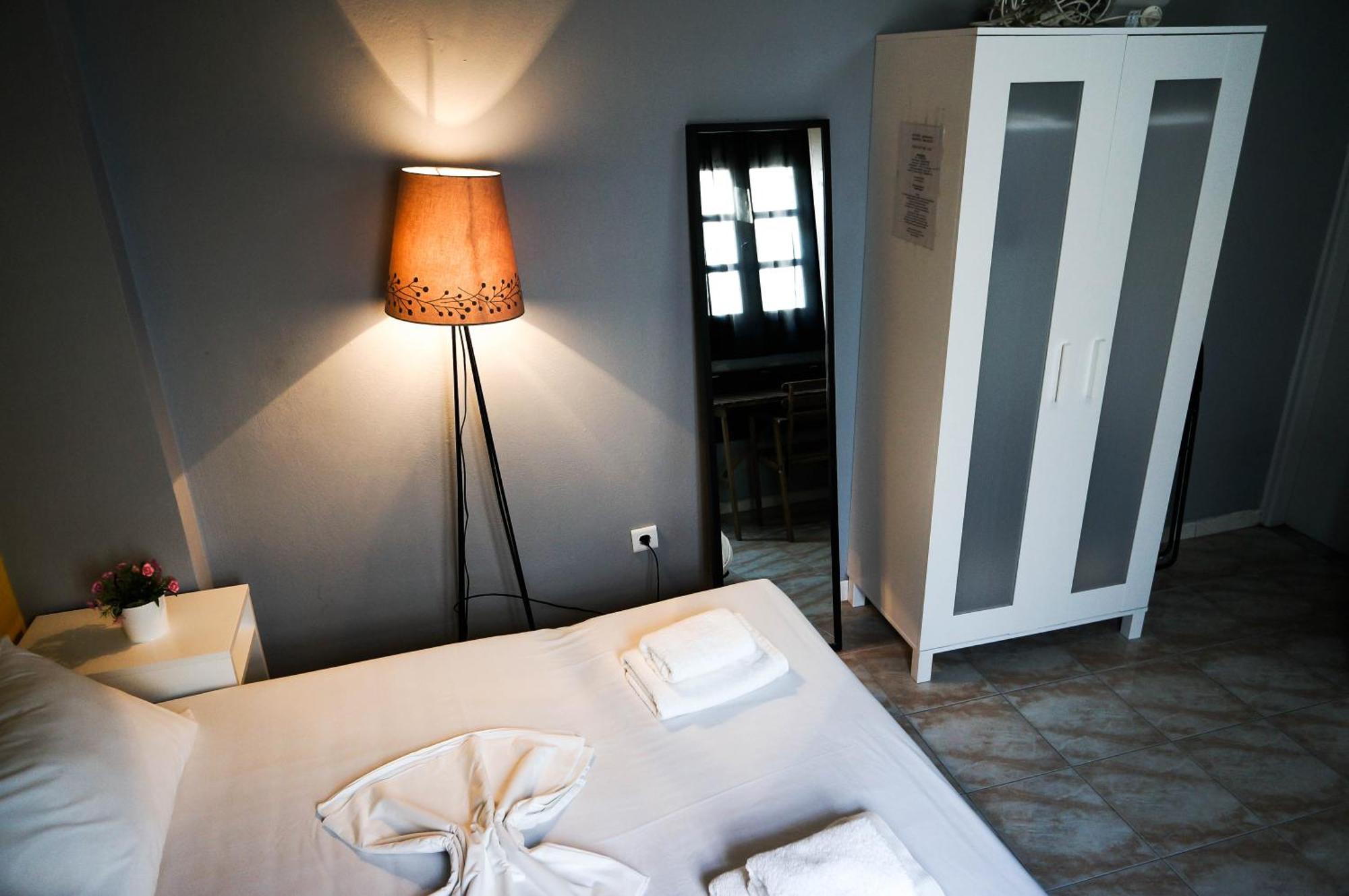 Fira Central Apartments With Veranda Room photo