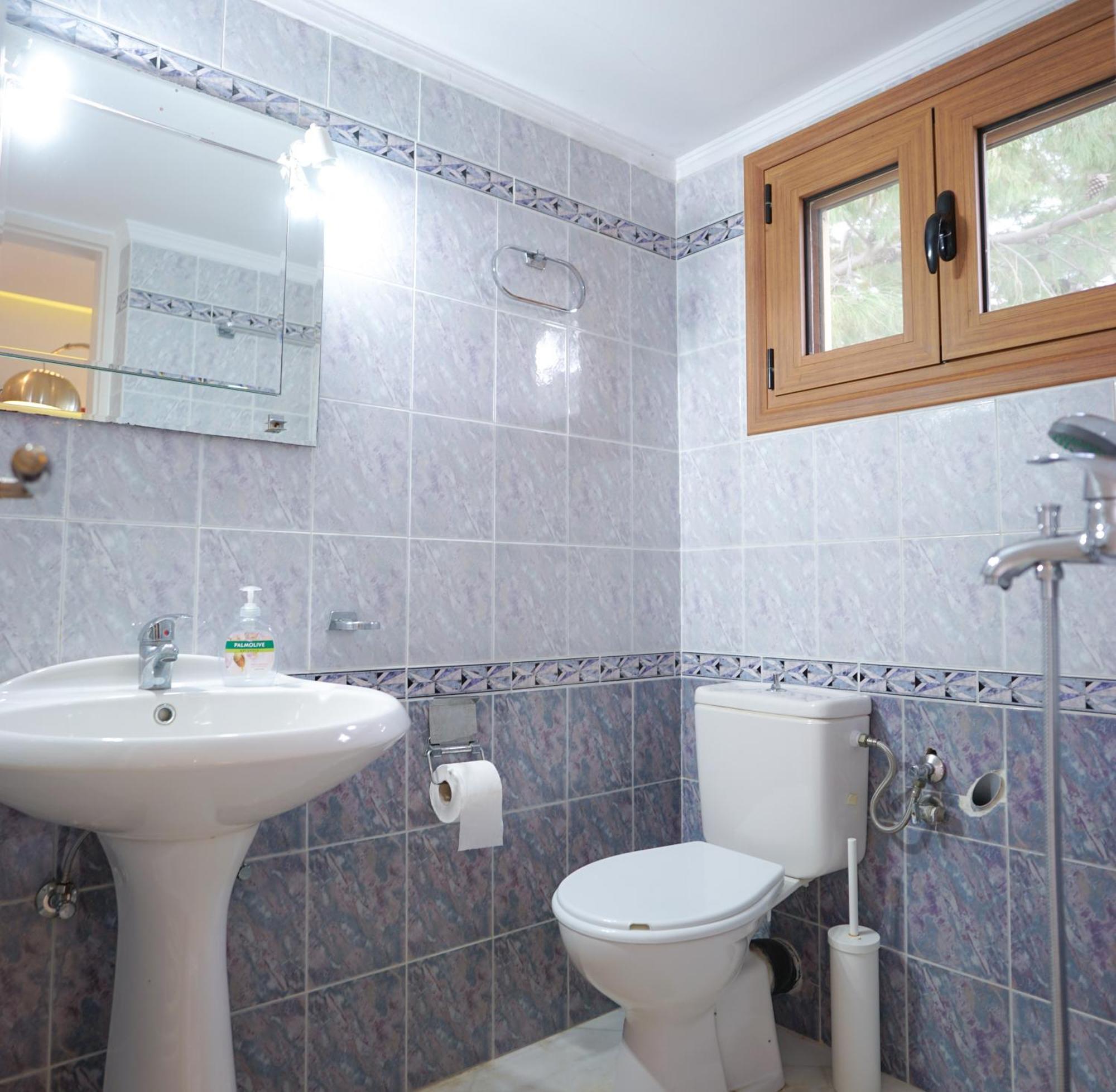 Fira Central Apartments With Veranda Room photo