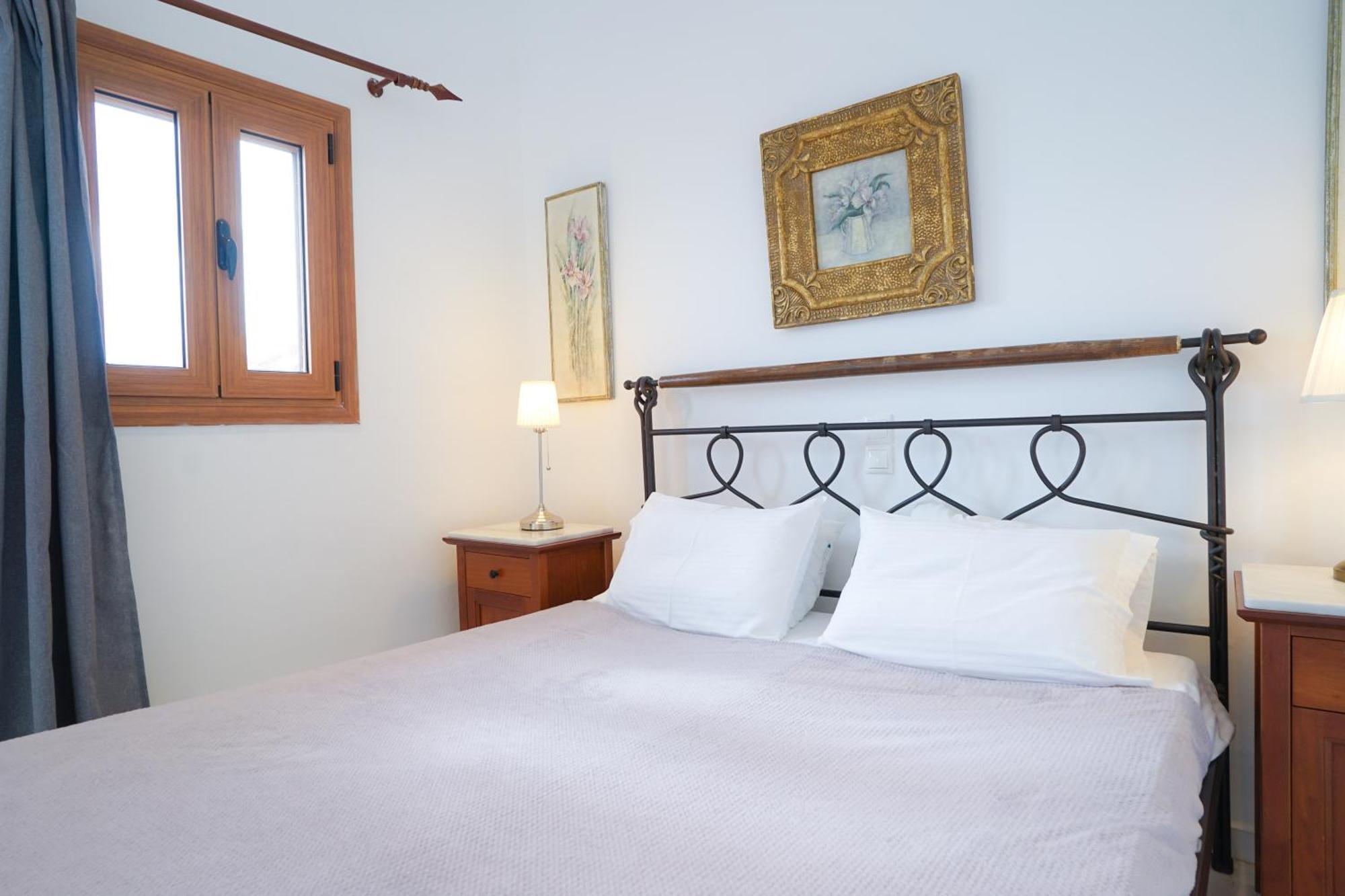 Fira Central Apartments With Veranda Room photo